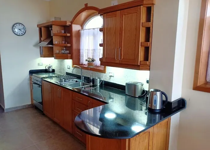 One Bedroom With Stunning Sea View شقة *
